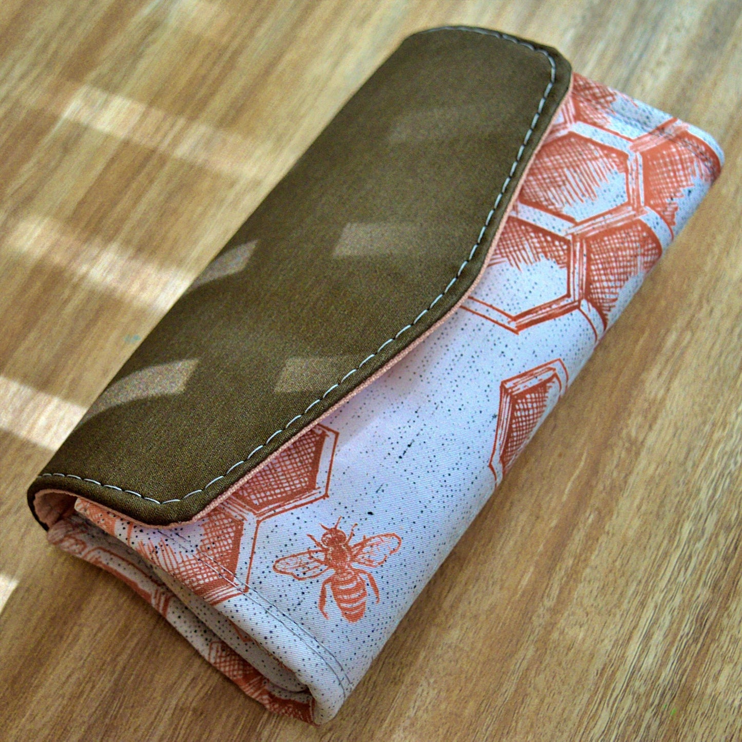 Wallet : Rose Honeybee Clutch Wallet- SnW Gifts